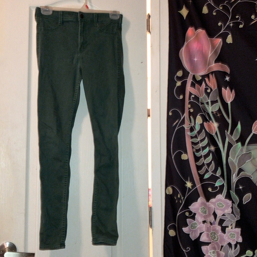 *Hollister jegging style pants* 
Green size 3 high rise 
Worn only a few times